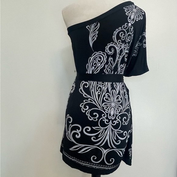 Cristina Love Black & White Off-Shoulder Mini Dress - Picture 5 of 8